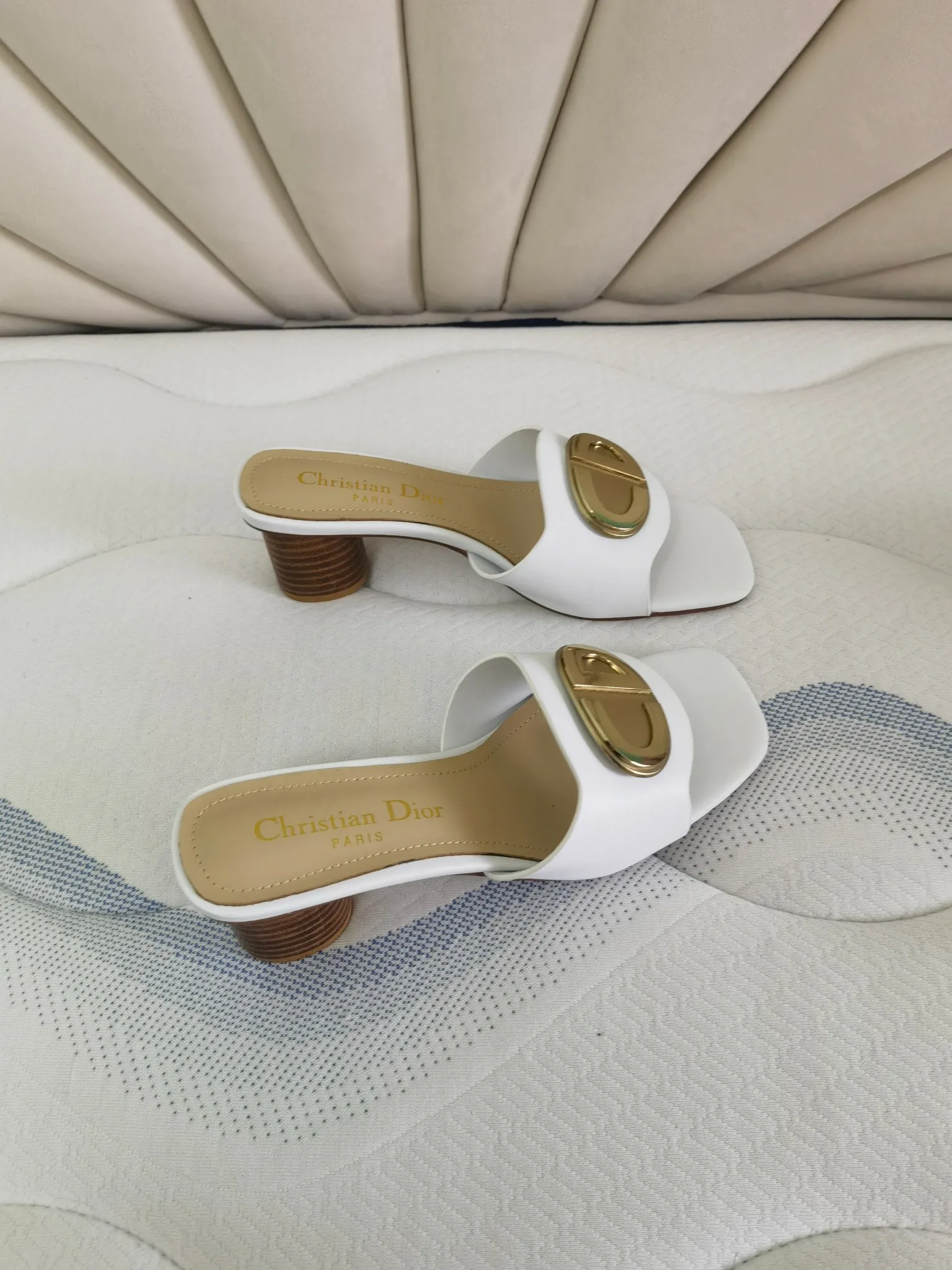 👟👟Ex-factory price 340👟👟 Genuine leather sole +40 Dior 2024 summer catwalk model shipped, heel height 6 cm, four colors available, black, white, apricot, blue, size 35-43